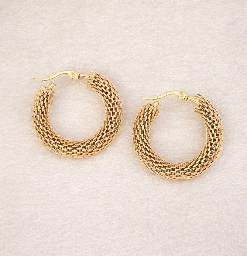 Elegant snake style 18K gold-plated circle hoop earrings, crafted in durable stainless steel, with a 3 cm size and weighing 9.2g. Hypoallergenic, tarnish-free, and water-resistant, these earrings come in Sutra Designs’ custom jewelry packaging, ideal for gifting or personal use