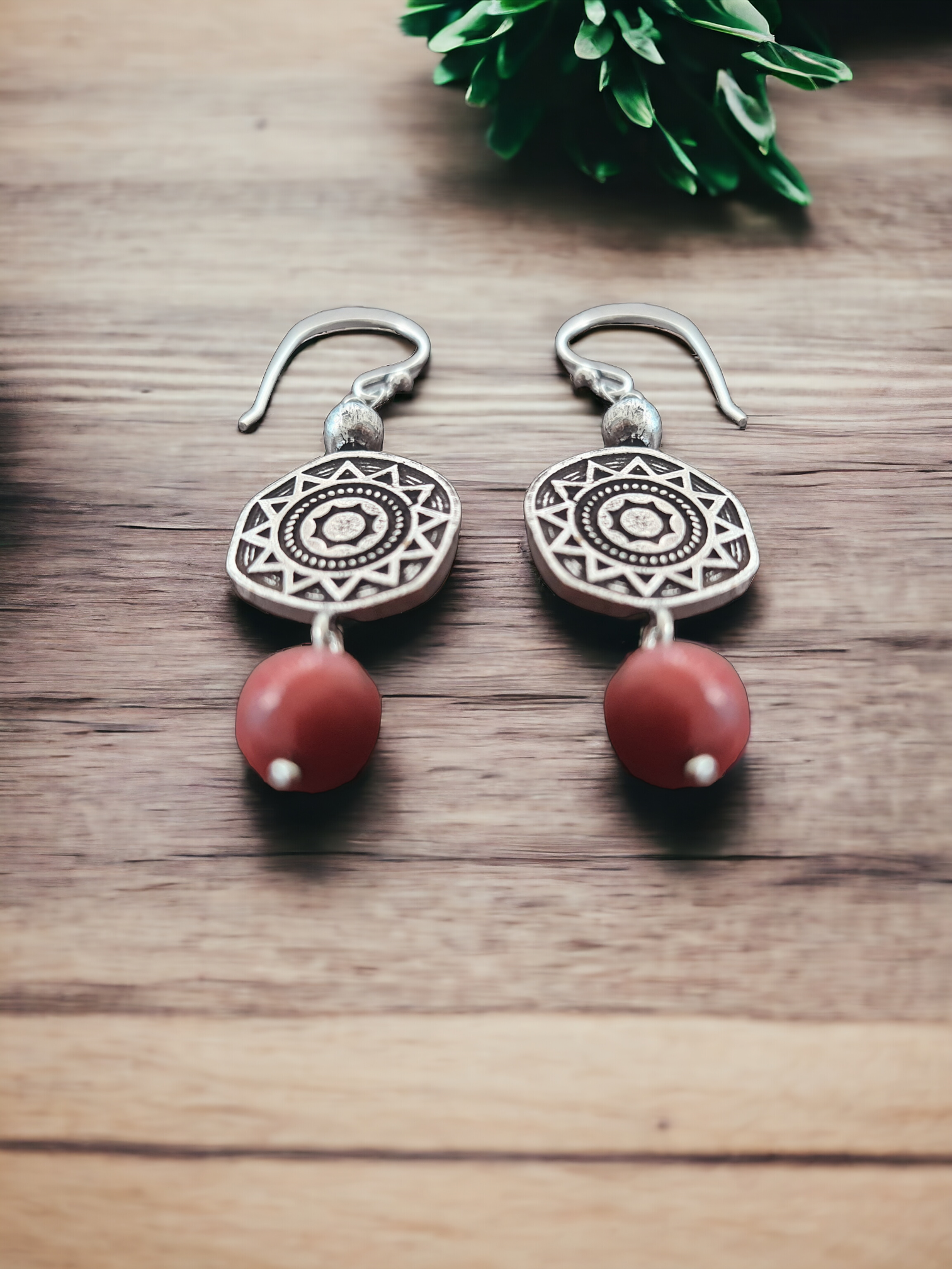 Rubina Red Jasper Charm Hoop Earrings in antique silver, crafted from brass and red jasper. Featuring a 1.5cm x 6mm design, these lightweight 5.6g earrings add a pop of color to any ensemble. Skin-friendly material ensures comfort, while their timeless charm makes them versatile for casual or elegant looks. Delivered in Sutra Designs' custom jewelry packaging for an added touch of luxury