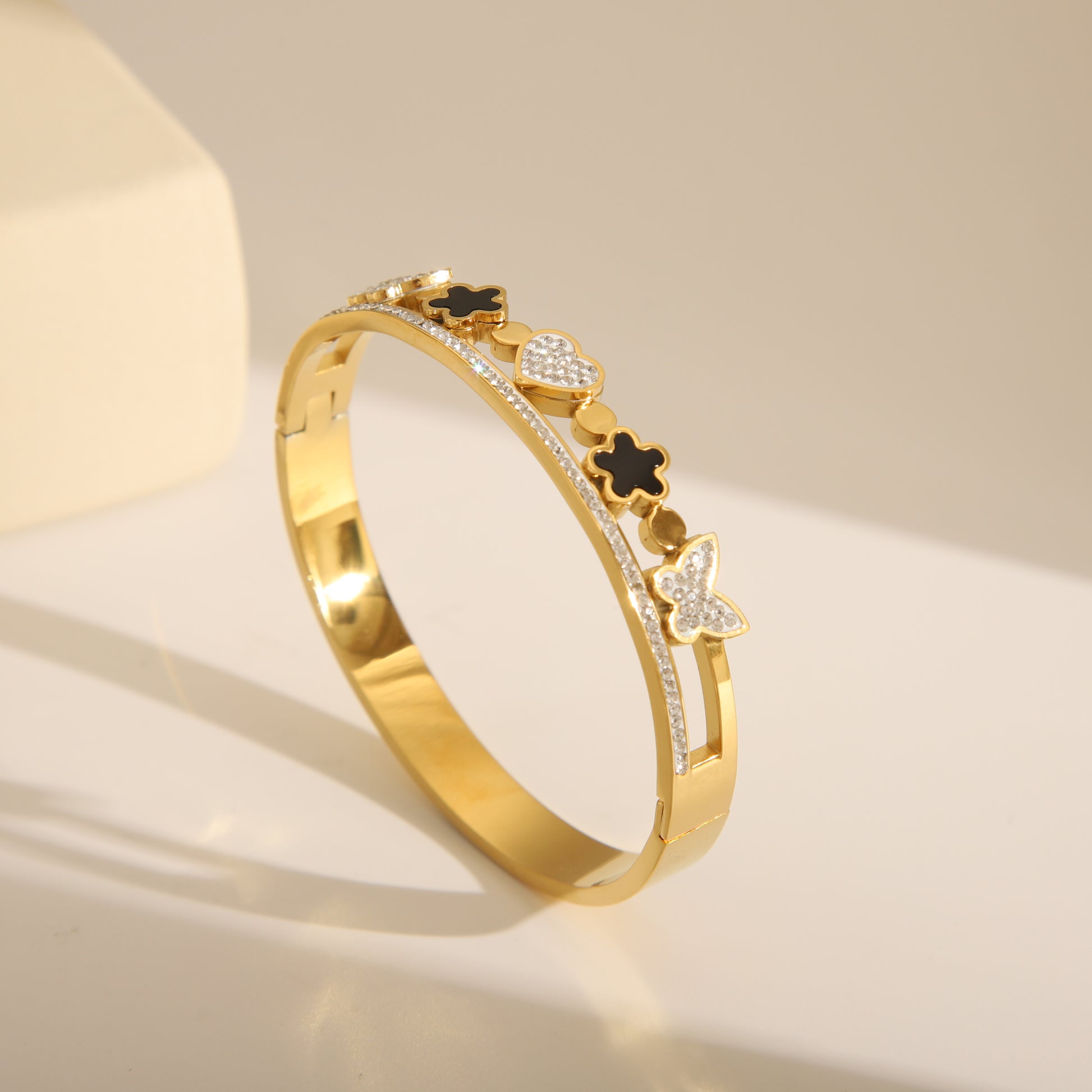 French Style Flower Open Bangle, 18K Gold-Plated, crafted from stainless steel and zirconia. Available in sizes 6cm and 5.9cm, with a weight of 18g. Hypoallergenic, tarnish-free, water-resistant, and delivered in Sutra Designs' custom packaging